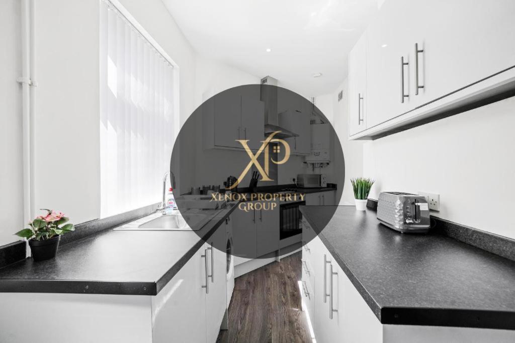 Modern Equipped 4 Bedroom House In Central Stoke-Free Parking 외부 사진